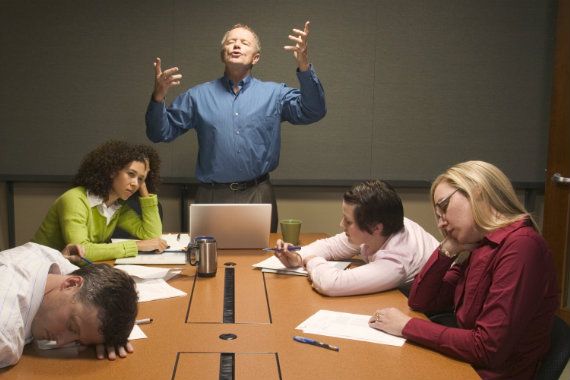 Leader qui parle devant des collègues endormis.