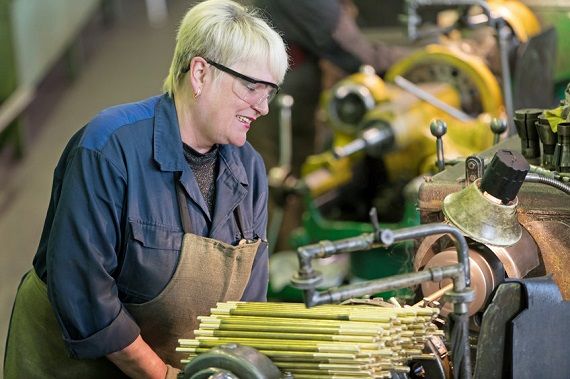 Une femme heureuse au travail