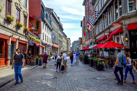 Une rue commerciale du Vieux-Port de Montréal.