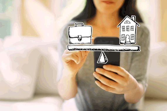 Une femme devant une balance avec une valise et une maison